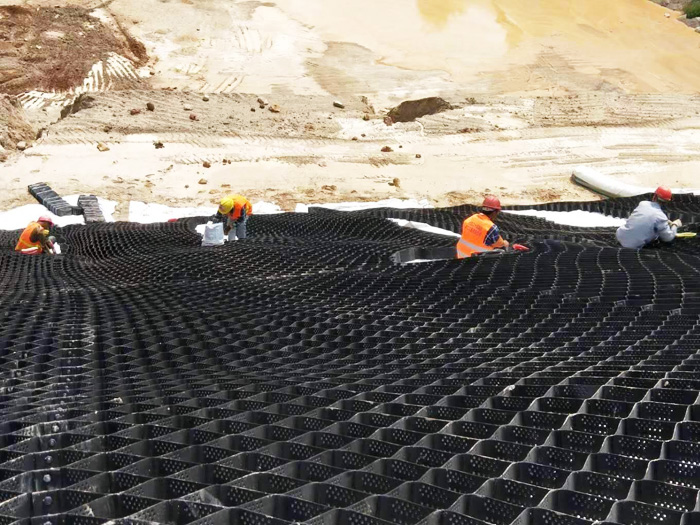 山东岳昇新材料有限公司分享蜂巢格室是加固软土地基显著的产品
